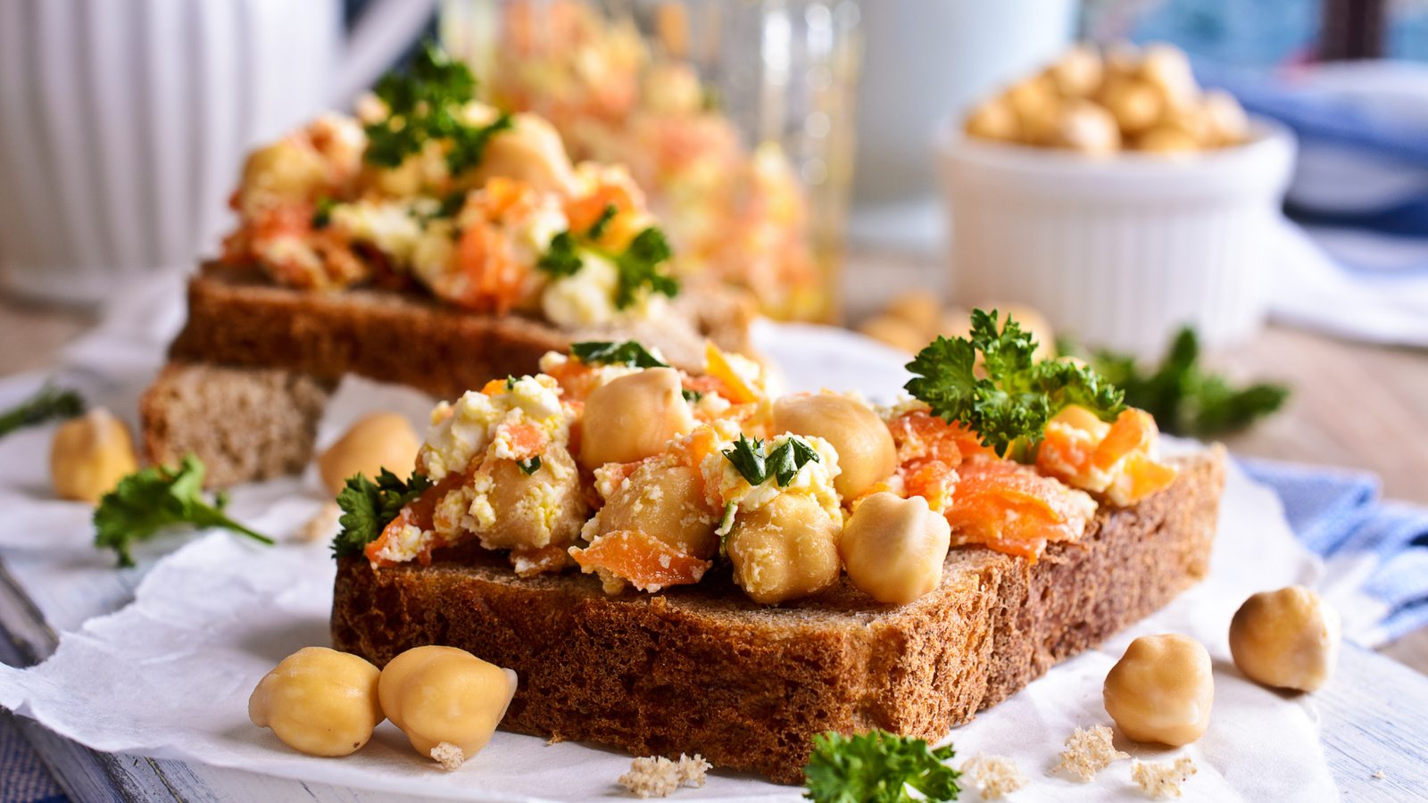 Sanduíche de salada de grão de bico.