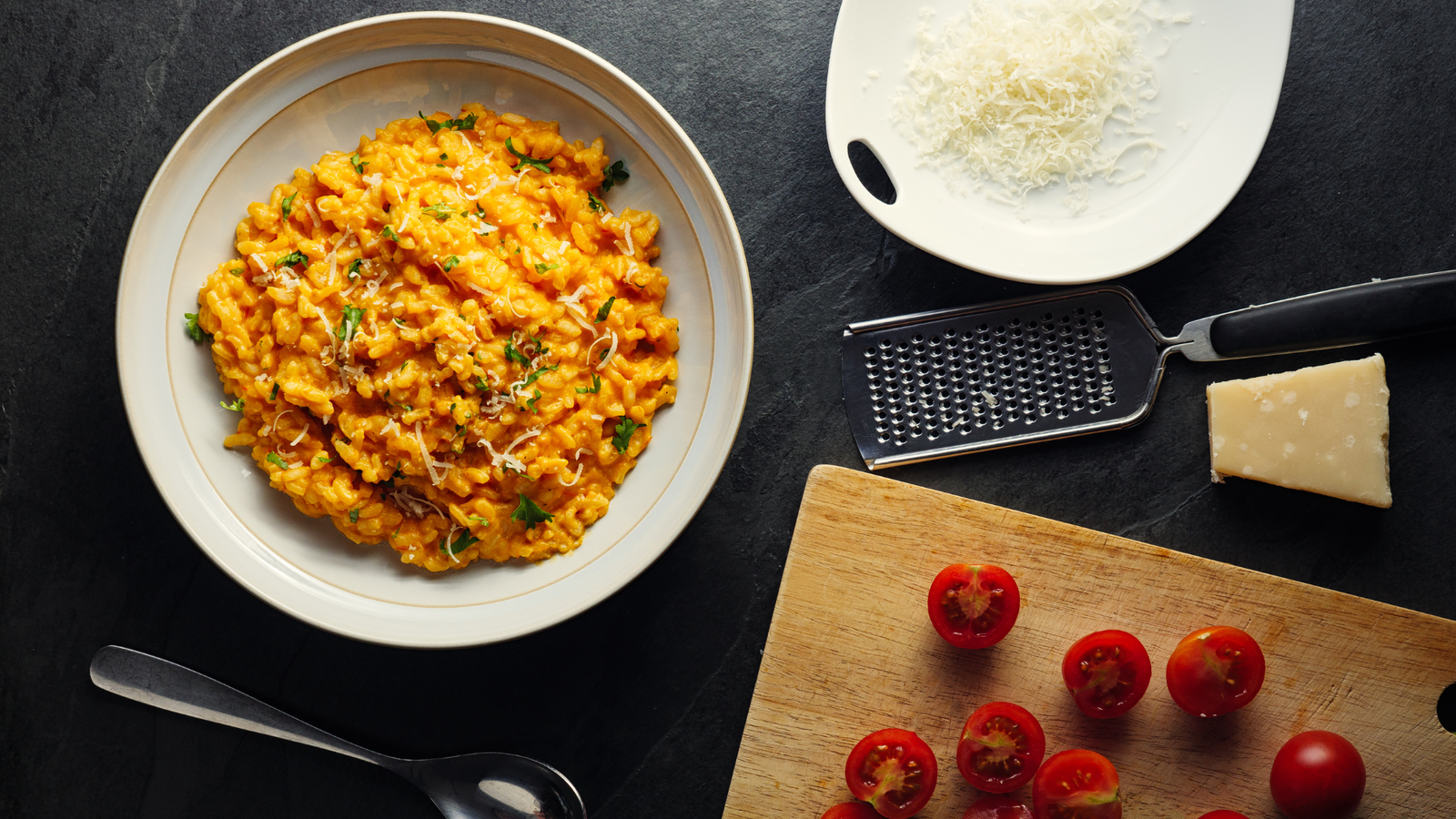 Risoto vegano com tomate e vegetais assados