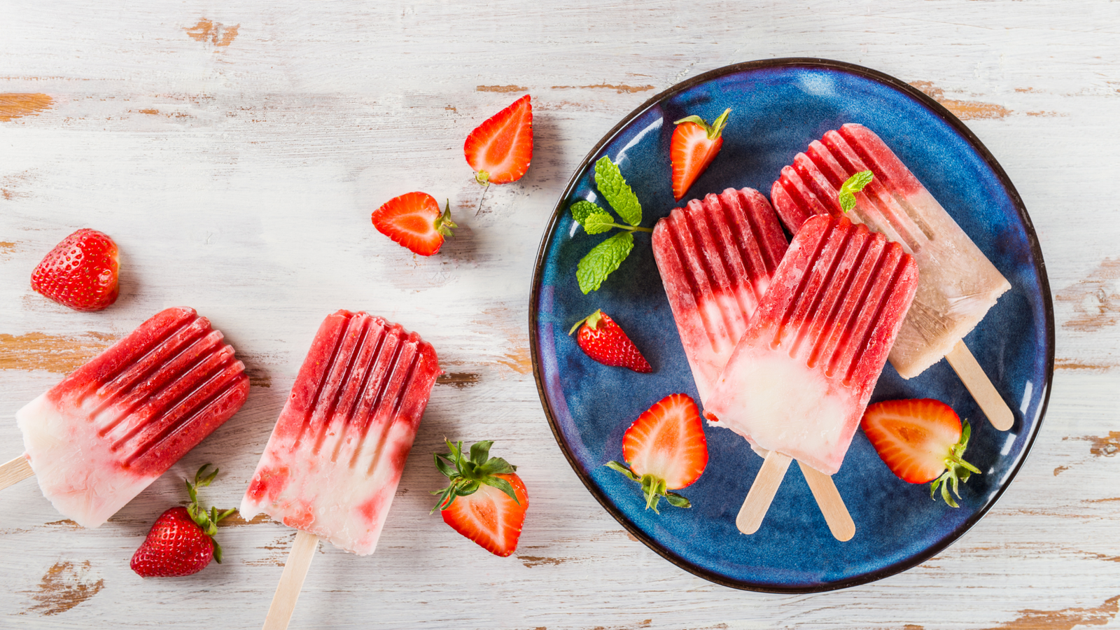 Picolés veganos de cheesecake de morango