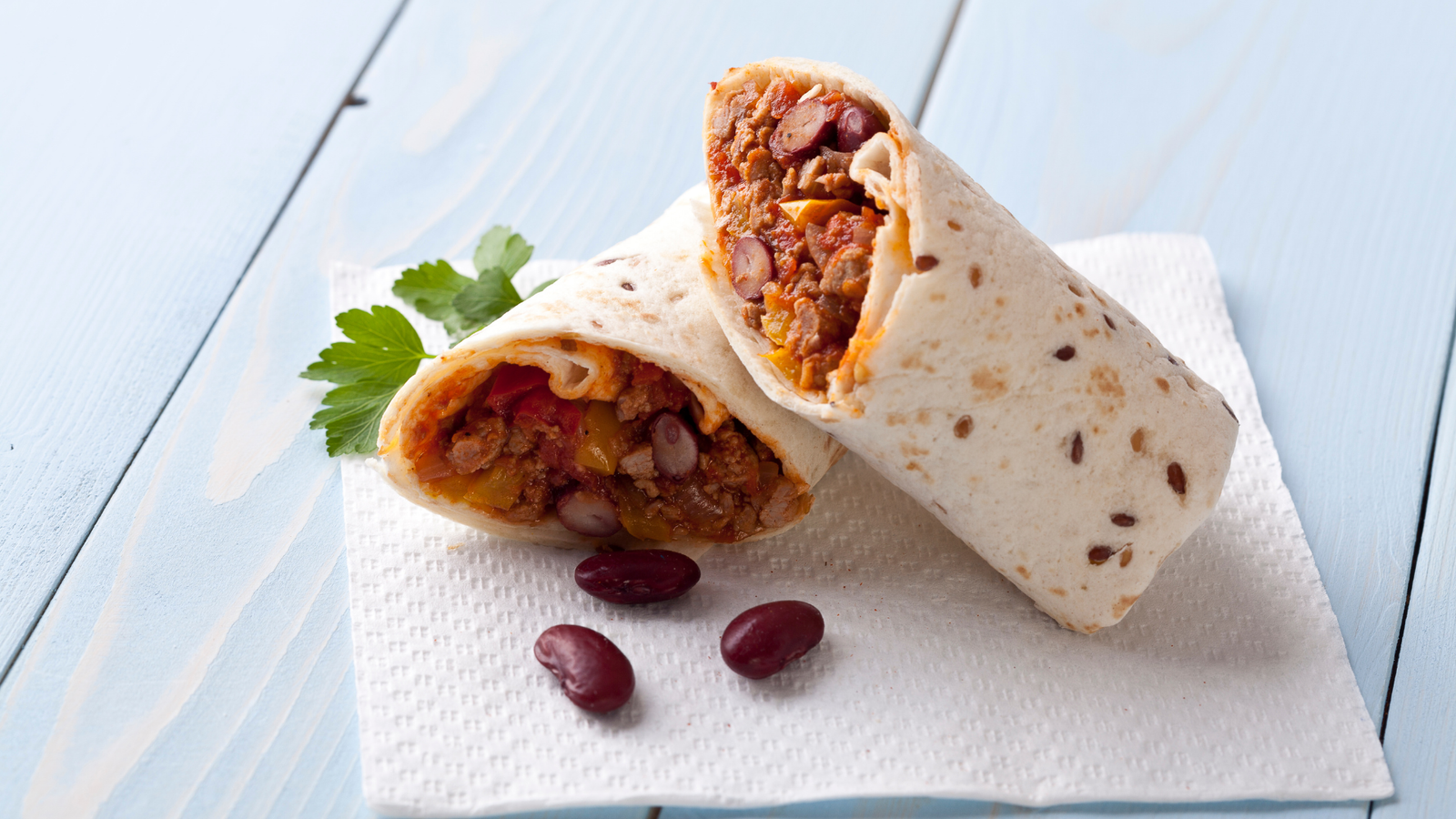 Sanduíche wrap feijão preto e homus