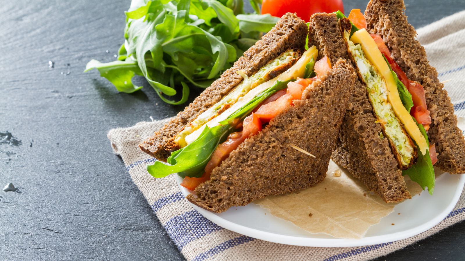 Sanduíche de pinhões, passas e azeitonas. Sanduíche de pinhões, passas e azeitonas.