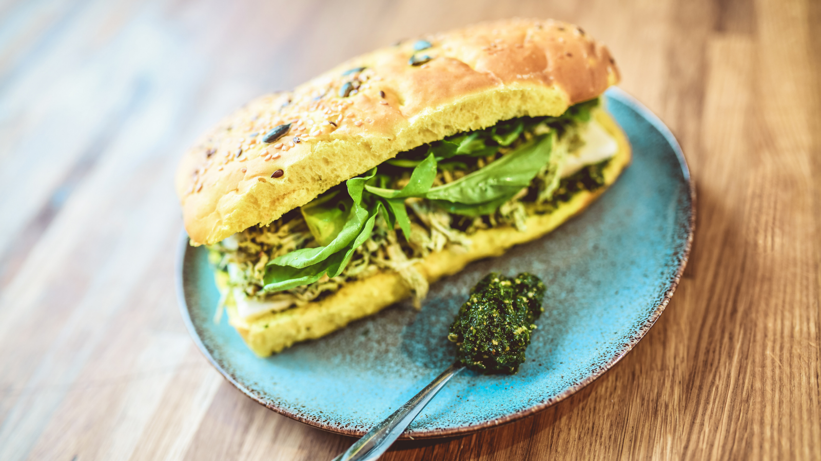 Sanduíche vegano com queijo de castanha e cebola caramelizada