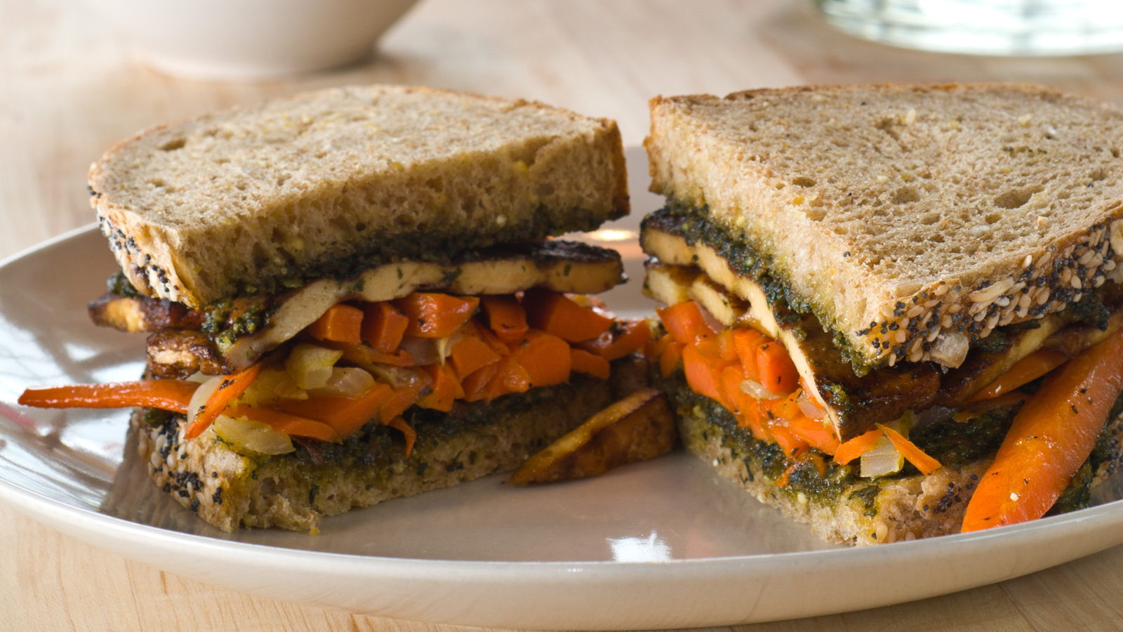 Sanduíche de tofu com pesto de couve