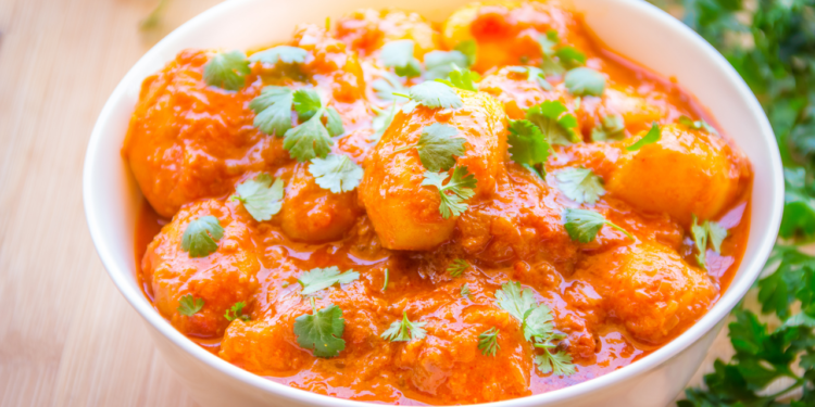 Batatas Assadas com Curry de Grão-de-Bico: Uma Refeição Vegana Saborosa e Nutritiva Batatas Assadas com Curry de Grão-de-Bico: Uma Refeição Vegana Saborosa e Nutritiva