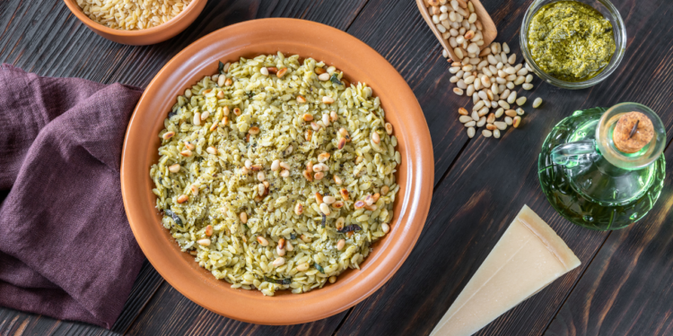 Orzo Vegano com Espinafre e Iogurte de Endro Orzo Vegano com Espinafre e Iogurte de Endro