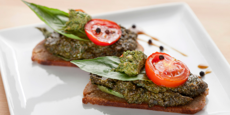 Torrada Vegana com Pesto e Espinafre_ Uma Receita Saudável e Saborosa