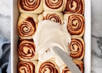 Pãezinhos Veganos de Canela Para Café da Manhã Pãezinhos Veganos de Canela Para Café da Manhã